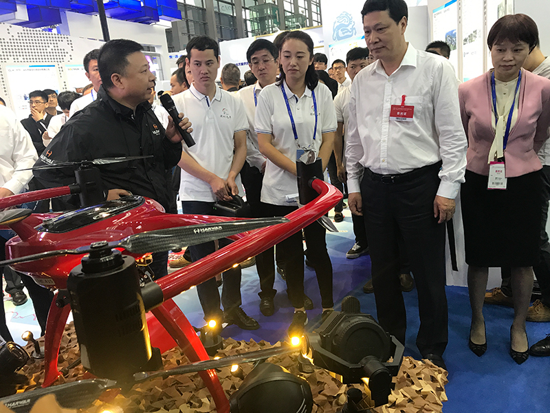 深圳龙华区委书记参观哈瓦无人机高交会展台 勉励人工智能发展
