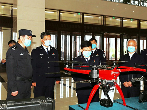 <b>公安部部长赵克志在内蒙古调研时观看哈瓦特种装备无人机</b>